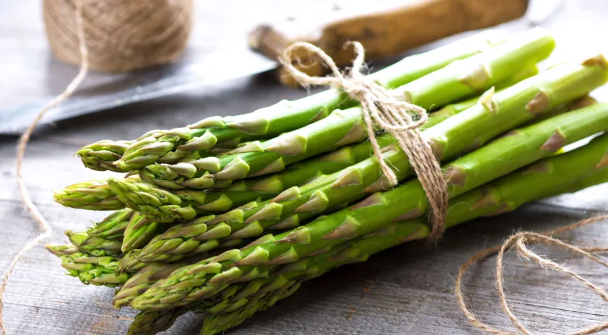 В спарже мало калорий и много питательных веществ